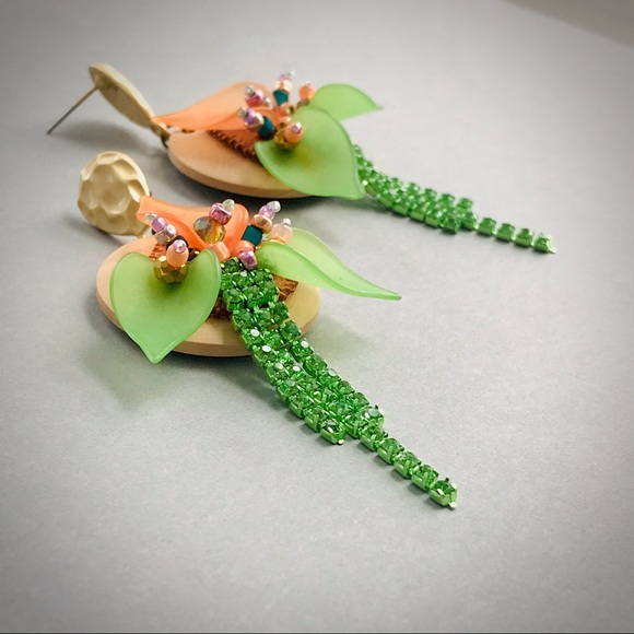 Earrings with a wood floral pendant - Picture 3 of 16
